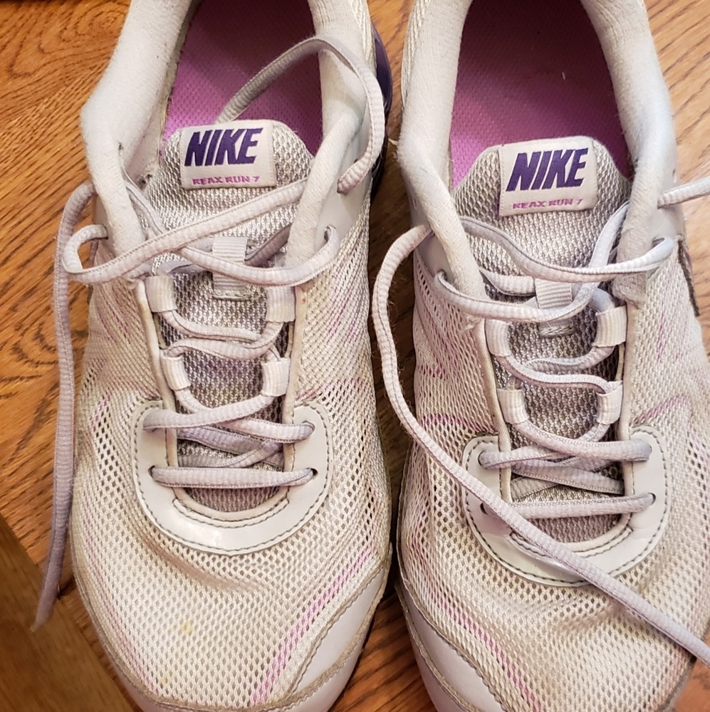 White Nike Reax Run 7 Running shoe size 8